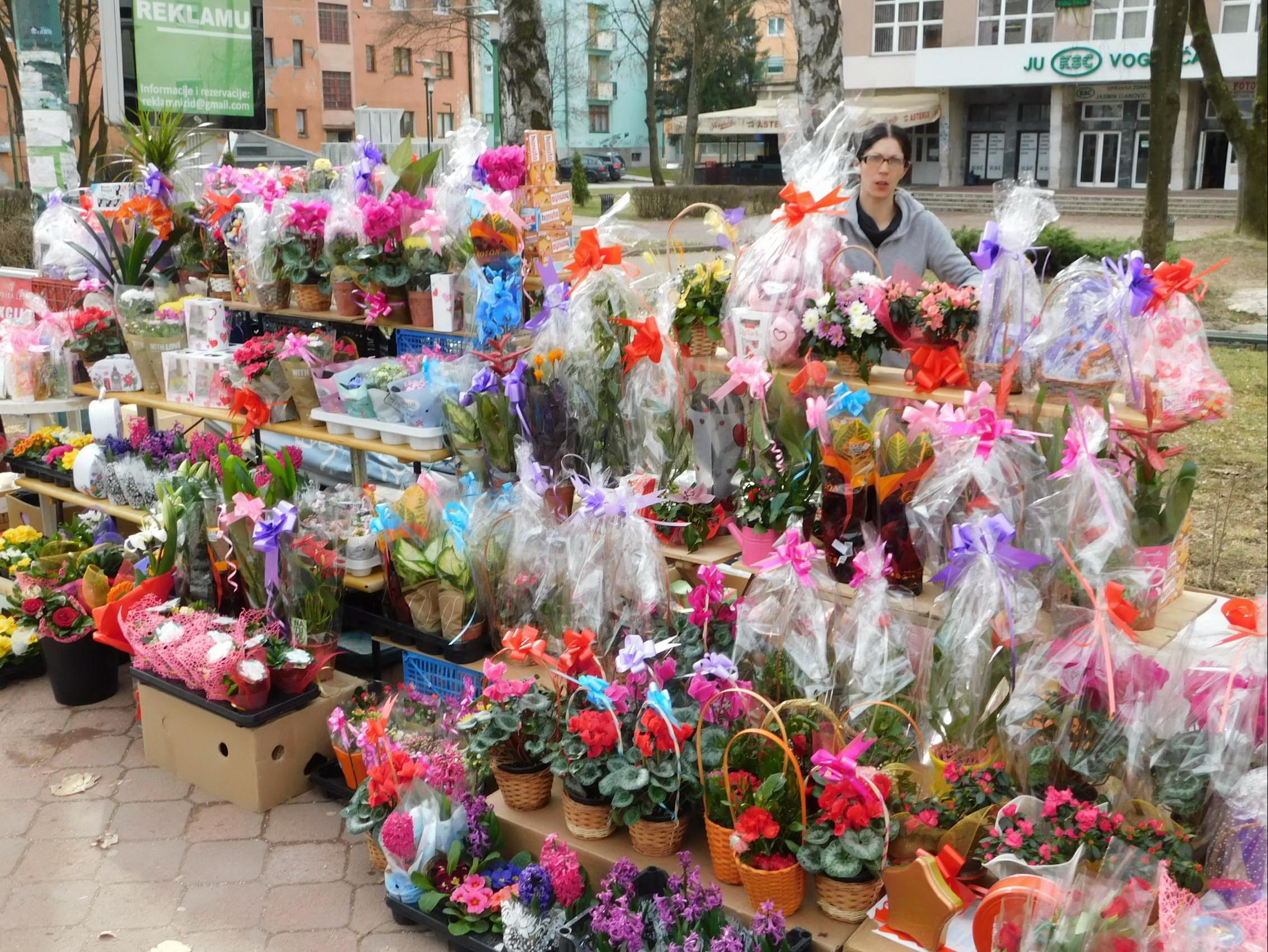 Povodom 8. marta, na ulicama Vogošće prodavači postavili stolove s cvijećem