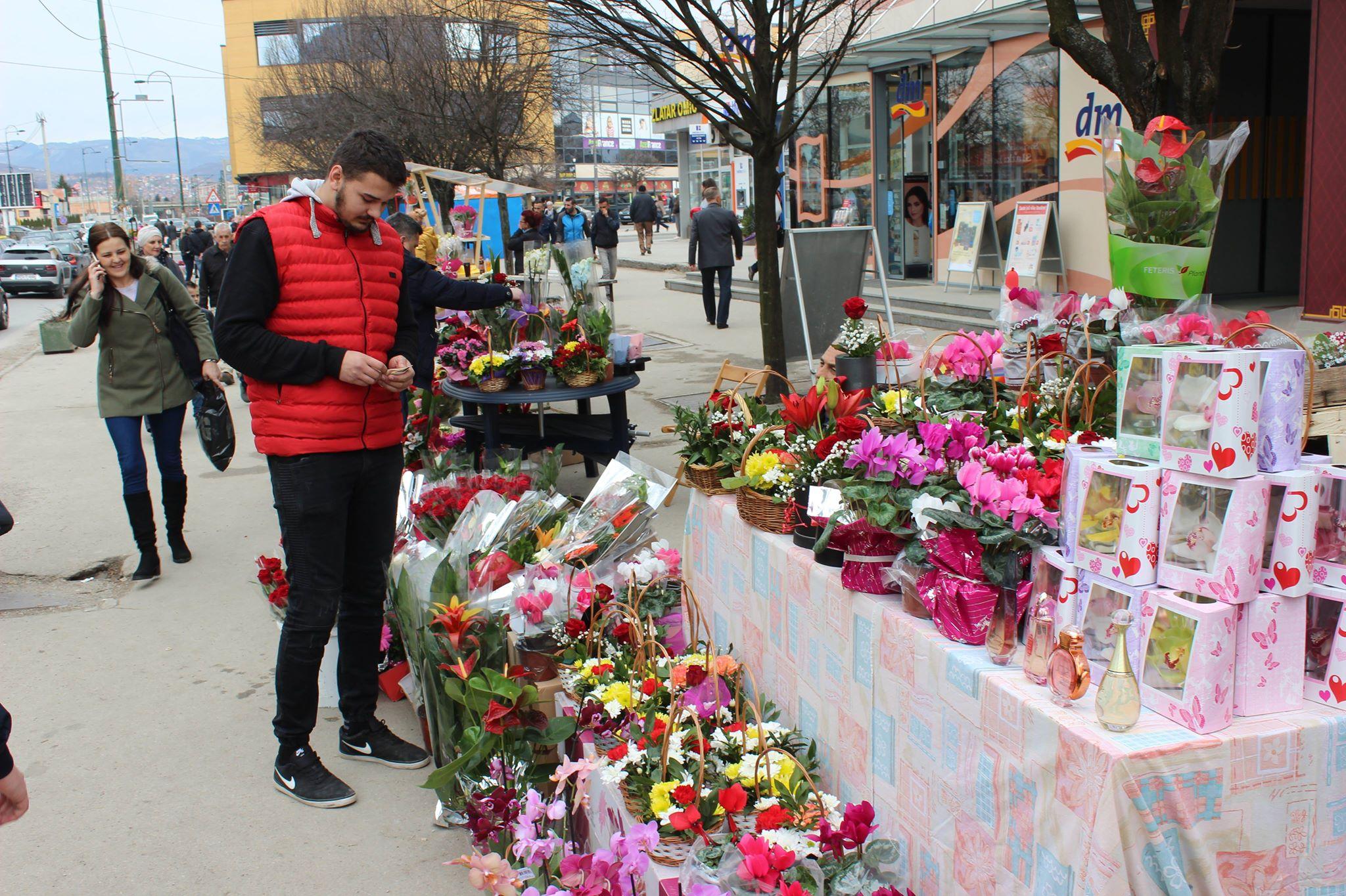 Štandovi s cvijećem ukrasili ulice