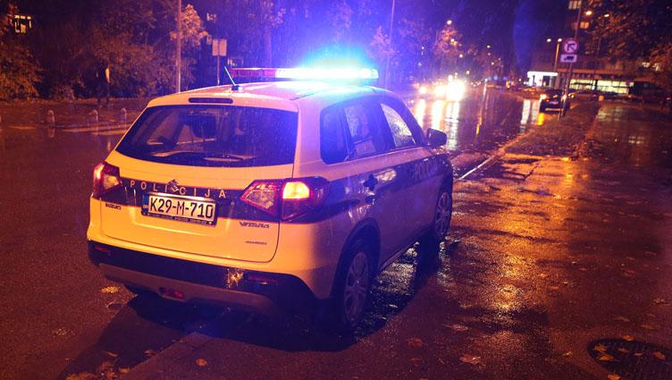 Saobraćajna nesreća u sarajevskom naselju Buča Potok, automobil se prevrnuo
