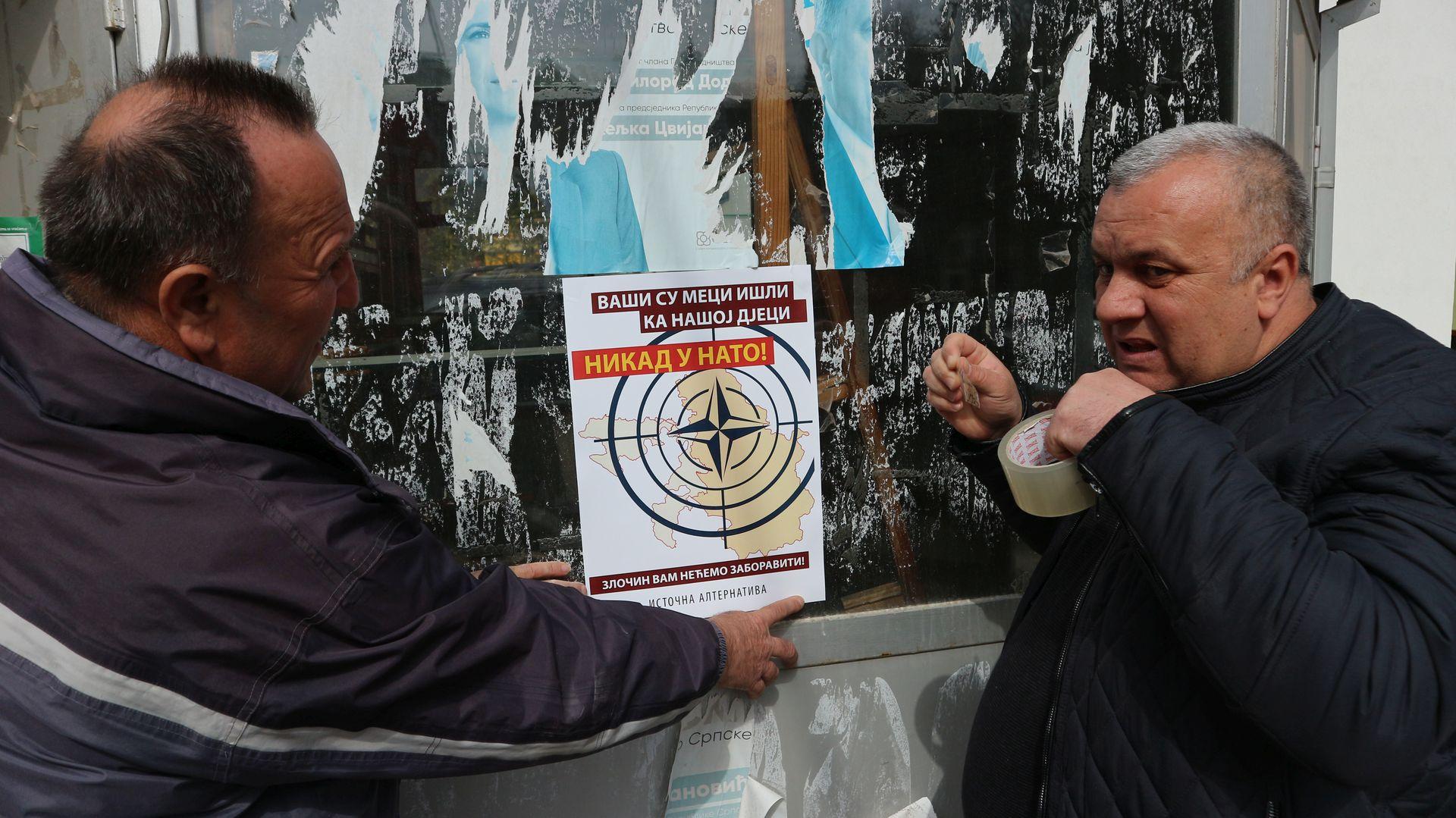 Lijepljenje plakata u Srebrenici - Avaz