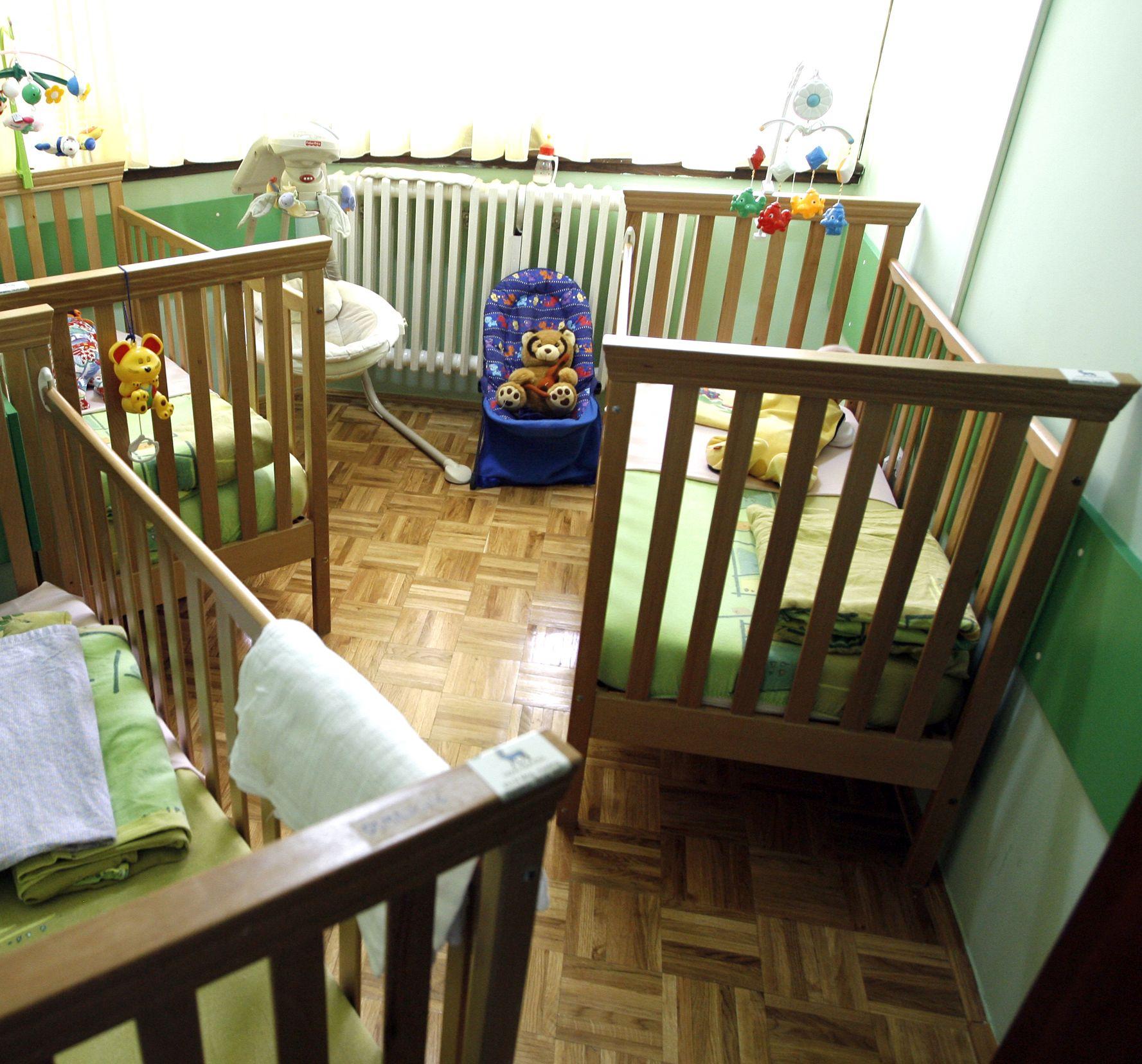 Ostao je prazan krevetić bebe koju su dva i po mjeseca po rođenju predali u Dom „Bjelave“ - Avaz