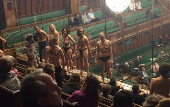 Polugoli demonstranti upali u britanski parlament