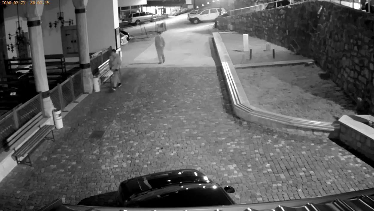 Na videu se vidi  kako lopovi kradu dva para patika - Avaz