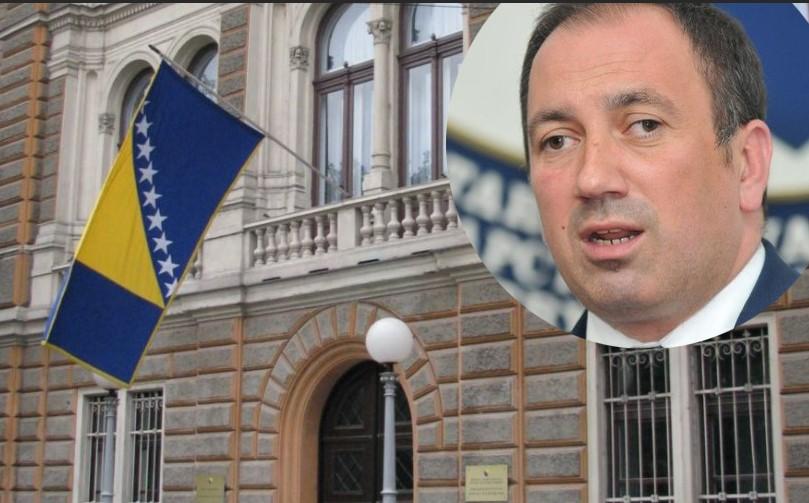 Crnadak tvrdi da nije zaposlio ni kumove ni rođake, Vujičić najavljuje spiskove imena