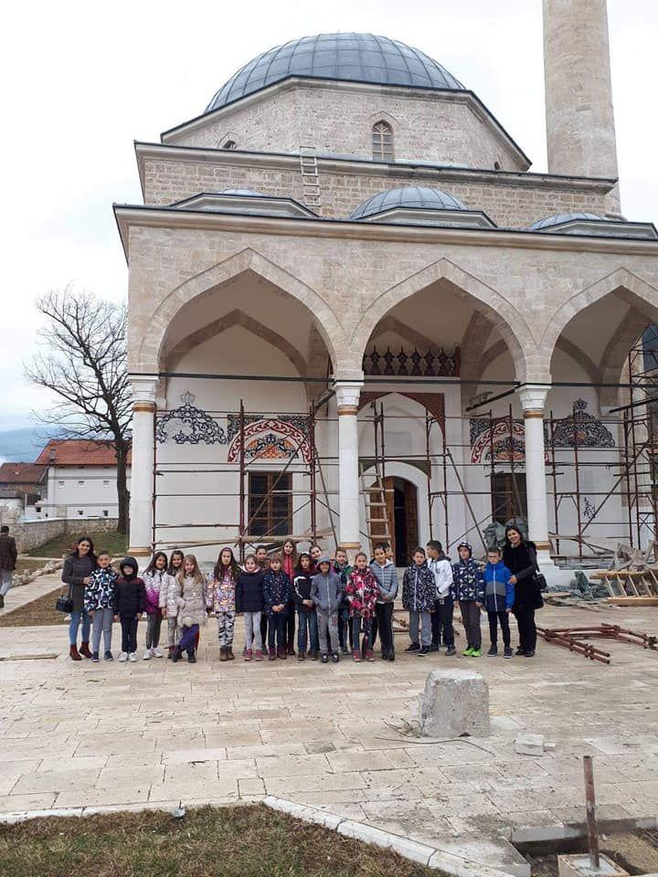 Mališani i učiteljice ispred Aladža džamije - Avaz