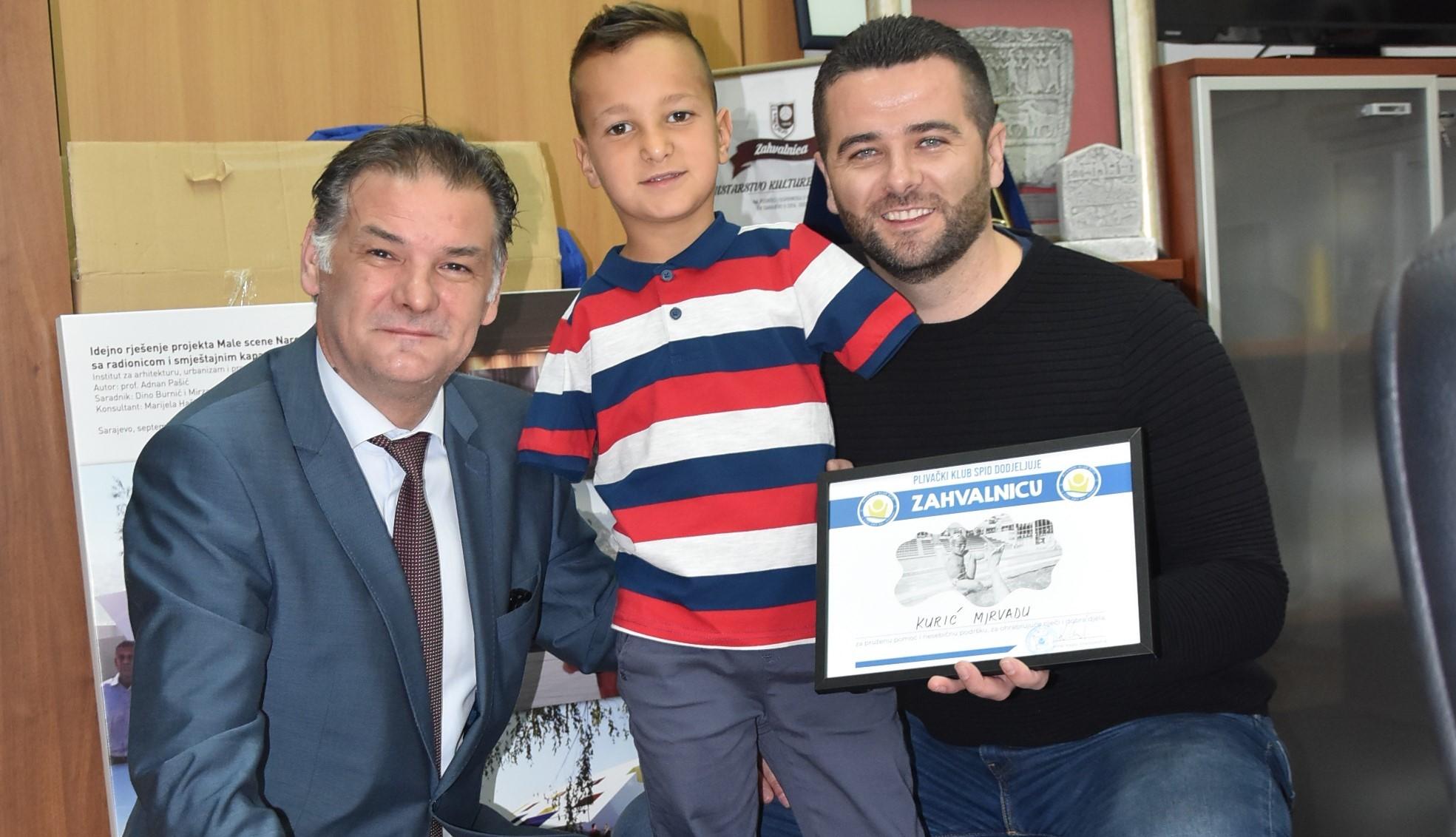Kurić s dječakom i njegovim trenerom - Avaz