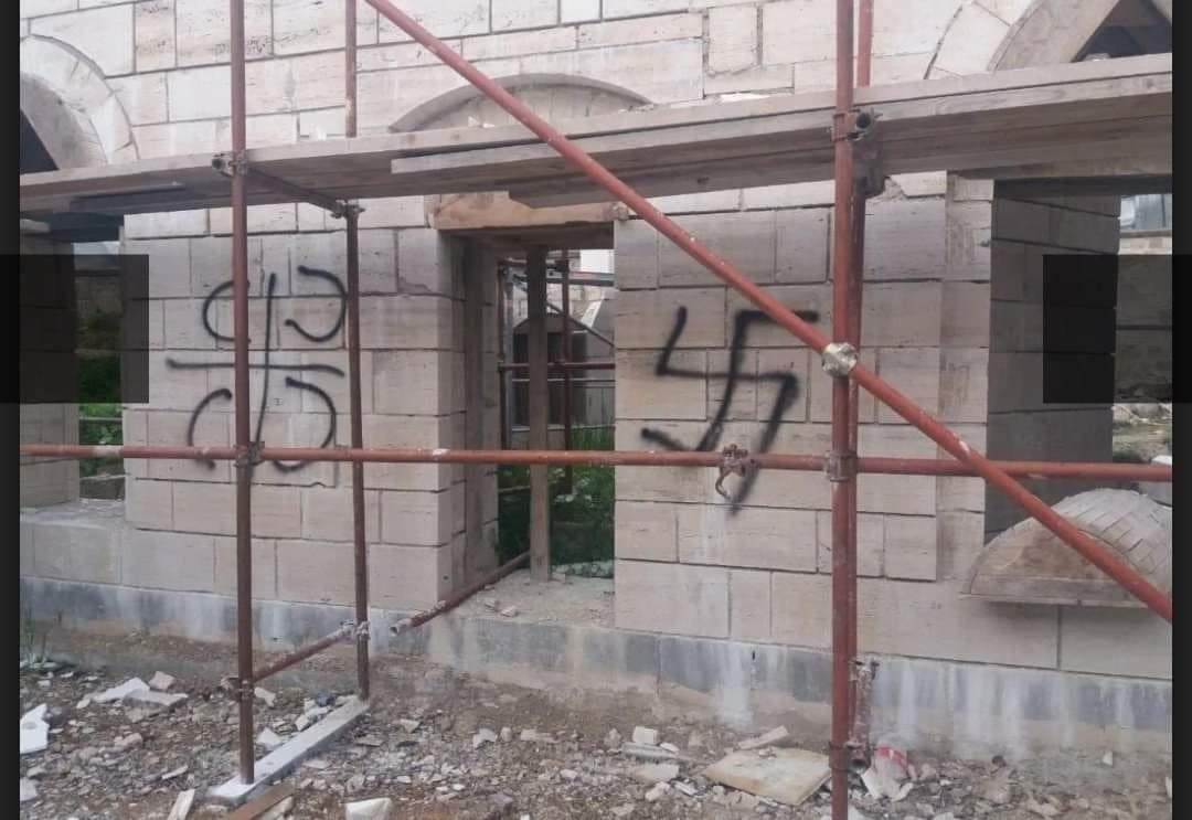 Uvredljivi grafiti na fasadi džamije Arnaudije - Avaz