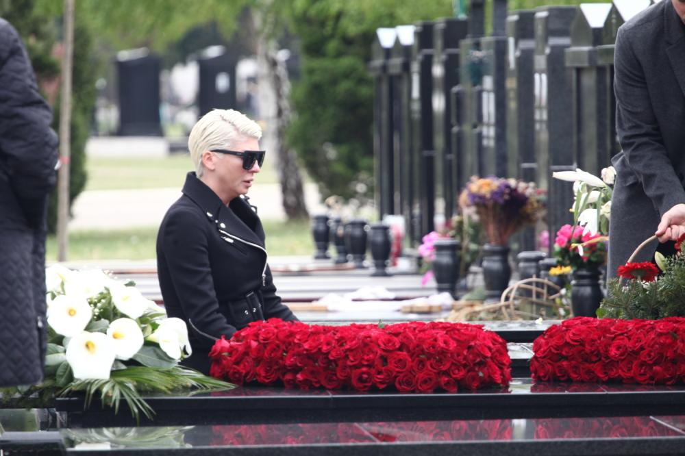 40 dana od smrti Divne Karleuše: Jelena iscrpljena i u suzama sjedi na maminom grobu