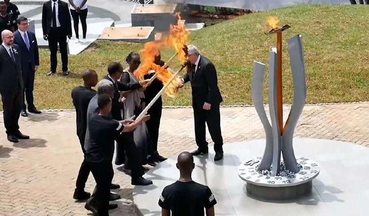 Junker bakljom umalo zapalio predsjednika Ruande i njegovu ženu