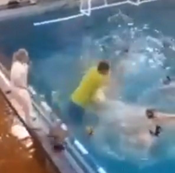 Okršaj na bazenu: Muškarac skočio u vodu i izudarao vaterpolistu