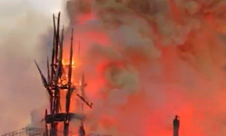 Snimljen trenutak urušavanja tornja Notr Dama: Ništa neće ostati