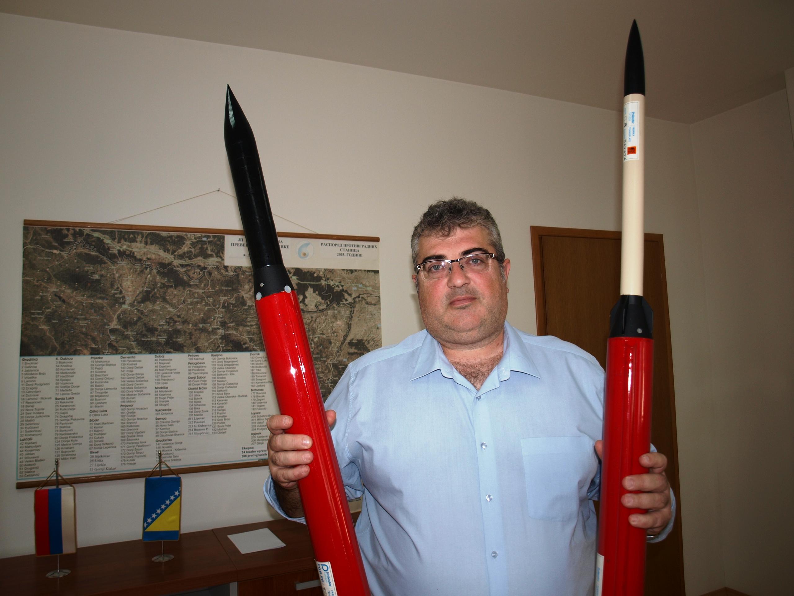 Tihomir Dejanović pokazuje nove rakete - Avaz
