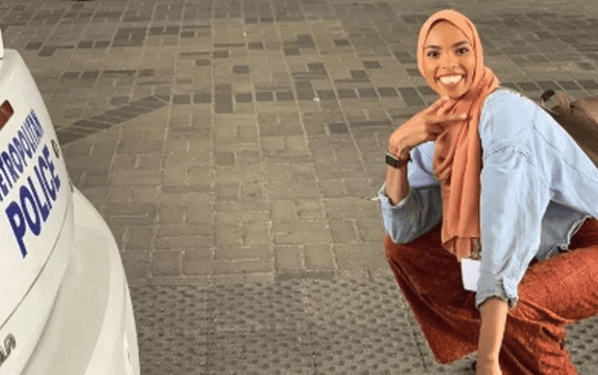 Fotografija mlade muslimanke postala viralna zbog onog što se nalazi iza nje