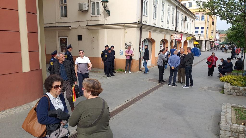 Spontano okupljanje prevarenih kupaca stanova i poslovnih objekata u SPO "15. maj"