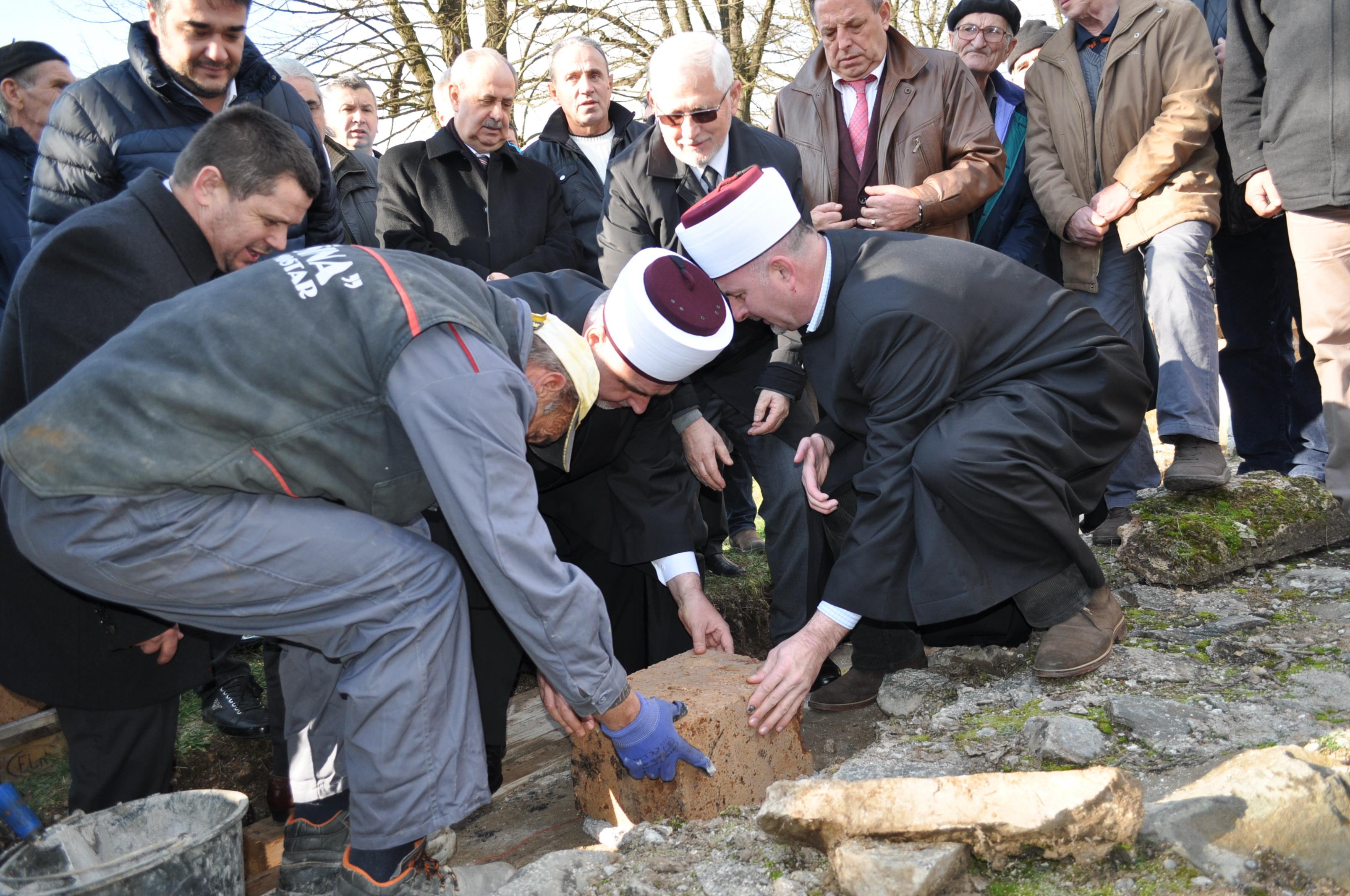 Decembar 2014. godine: Ugradnja prvog kamena - Avaz