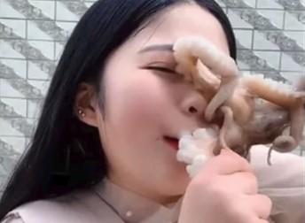 Blogerka pokušala pojesti živu hobotnicu, gadno joj se obilo o glavu