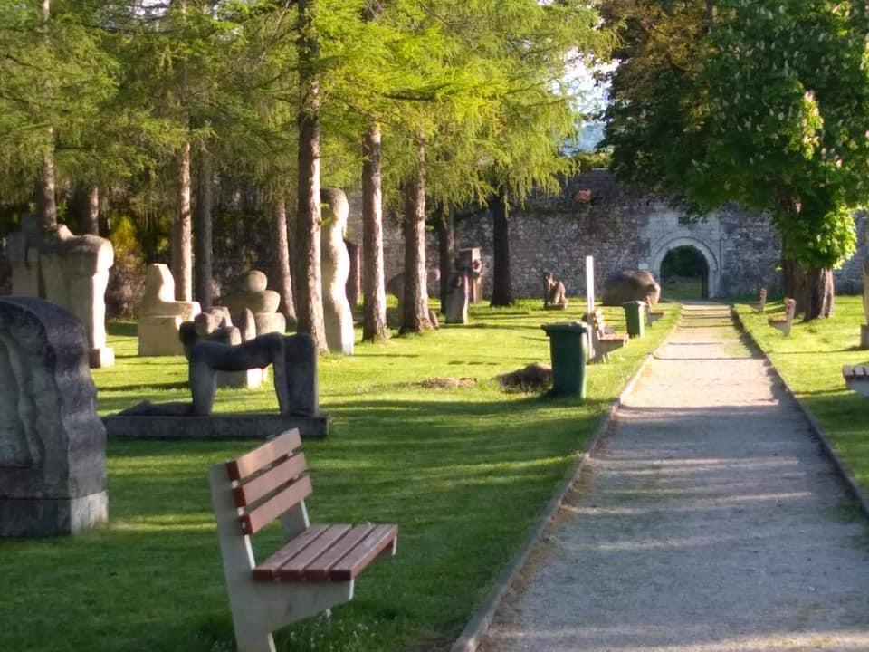 Brojne skulpture krase unutrašnjost starog grada Ostrošca - Avaz
