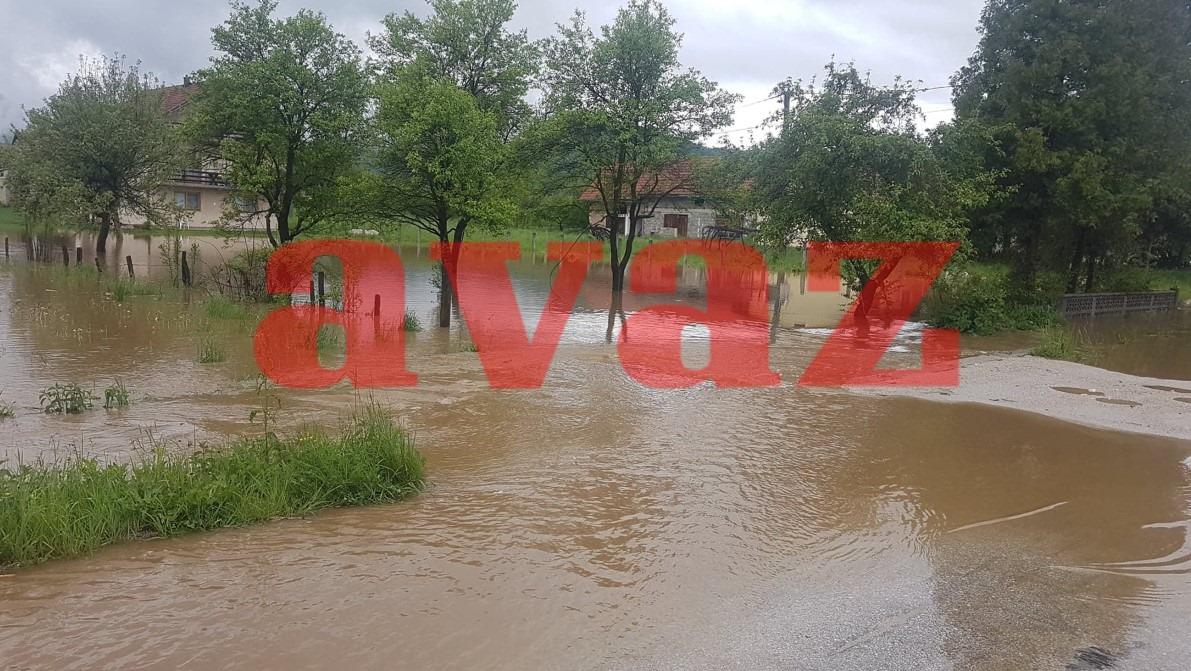 Novi Travnik: Bučići poplavljeni, voda na cestama, aktivirala se klizišta…