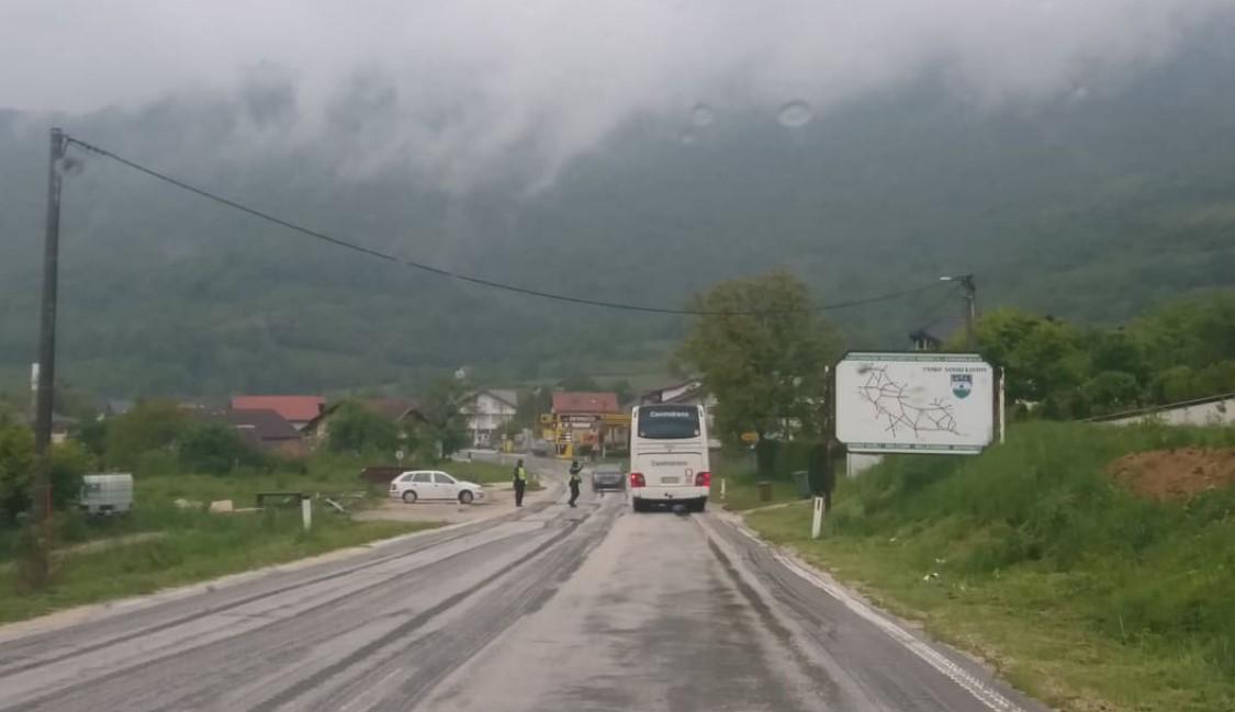 U Velečevu prema Bihaću migrante izvode iz autobusa