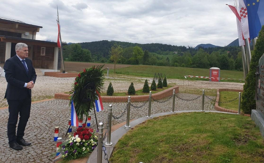 Dragan Čović upalio svijeću pred spomenikom na Blajburškom polju