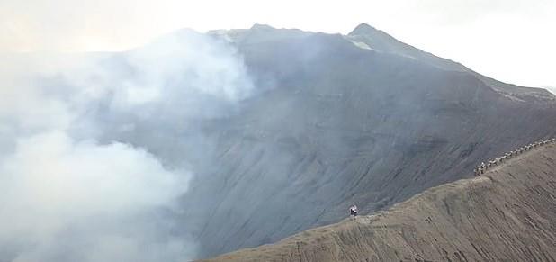 Momak i djevojka su se popeli na ivicu vulkana, a onda je on uradio nešto neočekivano