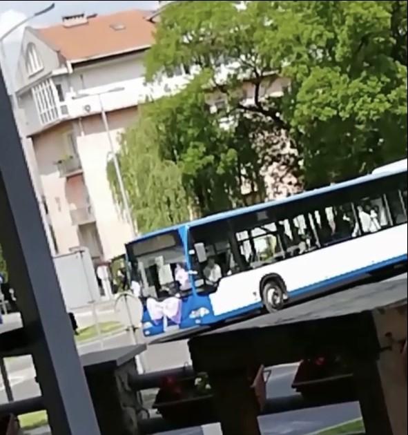 Originalni svatovi u Zenici: Mladenci i zvanice u autobusu oduševili sugrađane