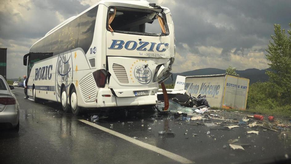 U sudaru kamiona i autobusa iz BiH poginula jedna osoba