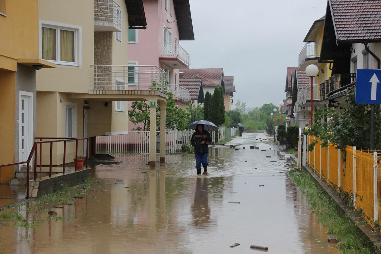 Poplave za četiri dana ojadile najmanje 220 porodica