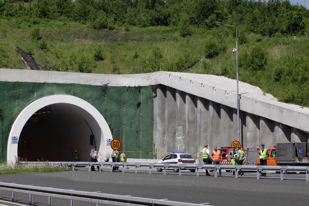 Stravična nesreća na autoputu A-1: Poginuli muškarac, žena i njeno dijete, dječak prebačen na KCUS, policija ne dozvoljava prilaz tunelu