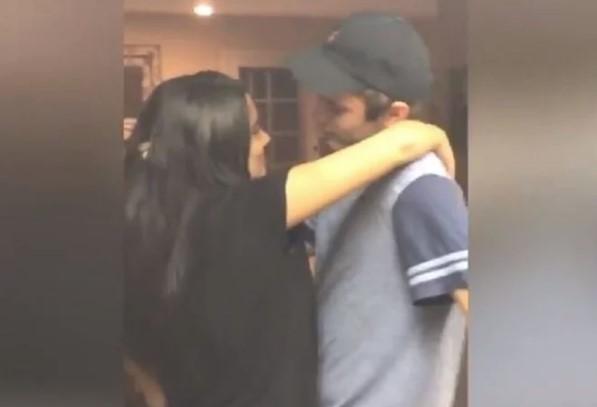 Prijatelji snimili nezgodan trenutak kada je mladić krenuo poljubiti djevojku