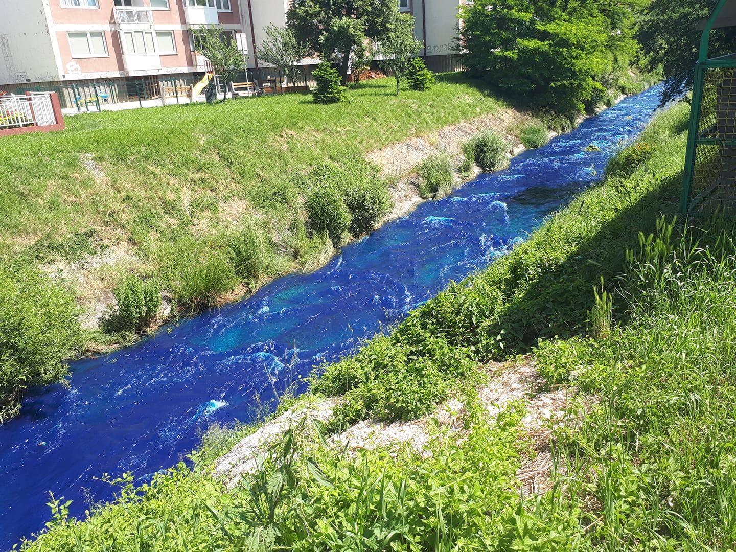 Šta se dešava: Neobično plava rijeka teče Vogošćom