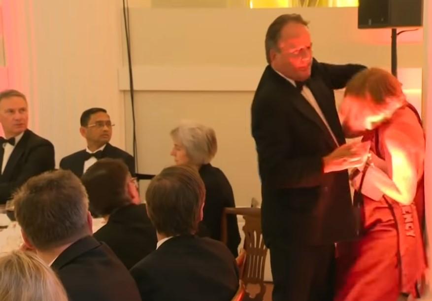 Britanski ministar vanjskih poslova šokirao svijet: Zgrabio ženu za vrat i istjerao je iz sale