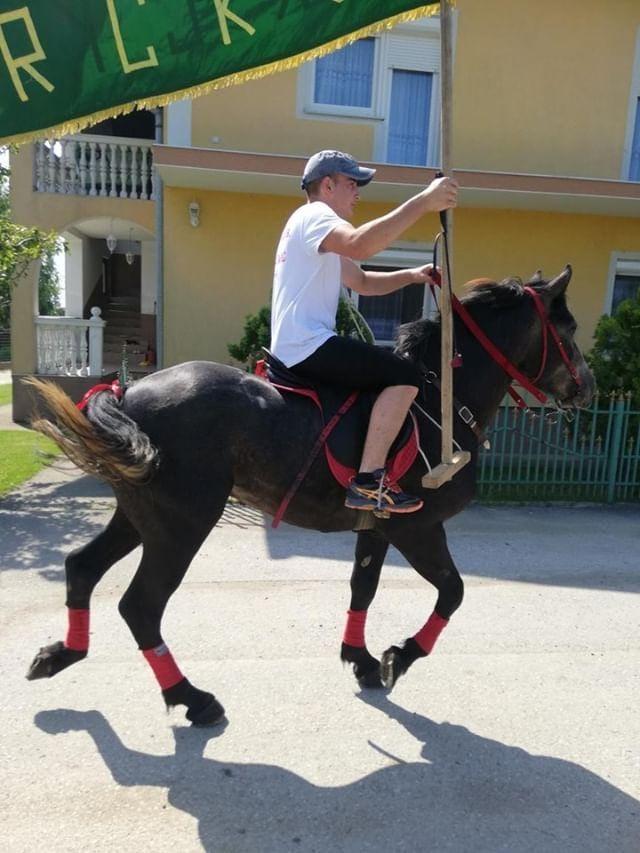 Adiju Mujakoviću ispunjena želja: Rođendan proslavio jašući svog konja