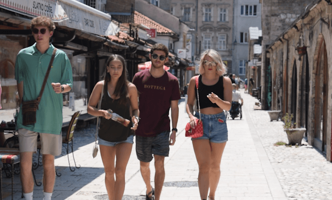 Sarajlije i turisti na Baščaršiji - Avaz