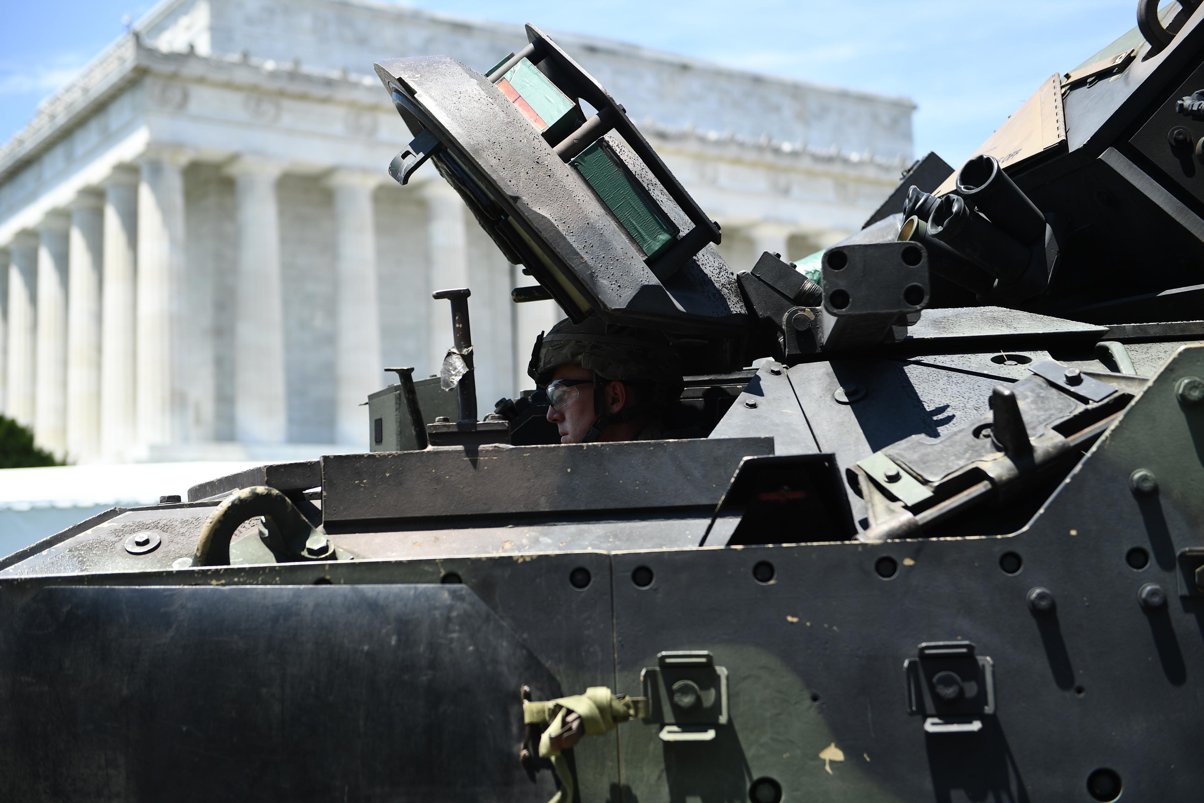 Tenkovi na ulicama Vašingtona, spremni i borbeni avioni, ali nema razloga za paniku
