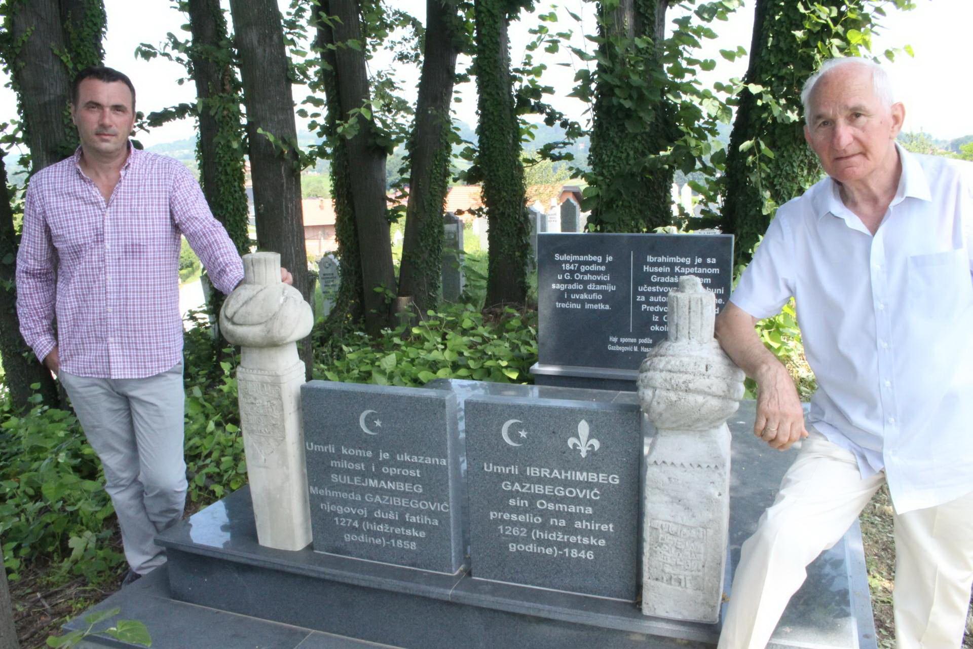 Gazibegović (desno) i ef. Sinanović (lijevo) kraj mezara i obilježja dvojici značajnih Orahovičana - Avaz