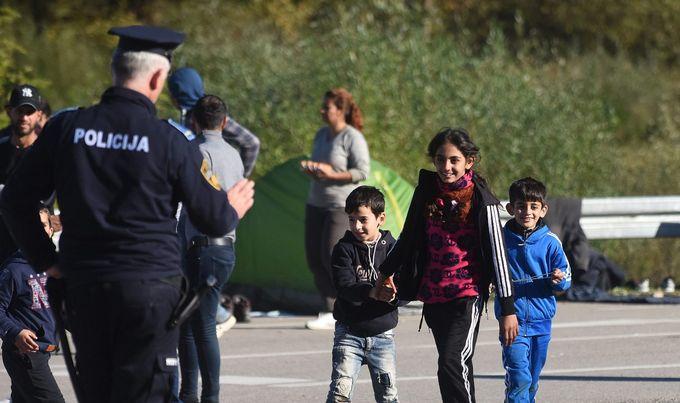 Među migrantima i djeca - Avaz