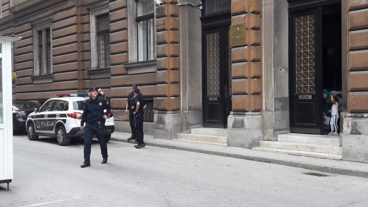 Muškarac nazvao policiju i kazao da je u sud podmetnuta bomba: Evakuirani Općinski, Kantonalni, Vrhovni FBiH i Sud BiH