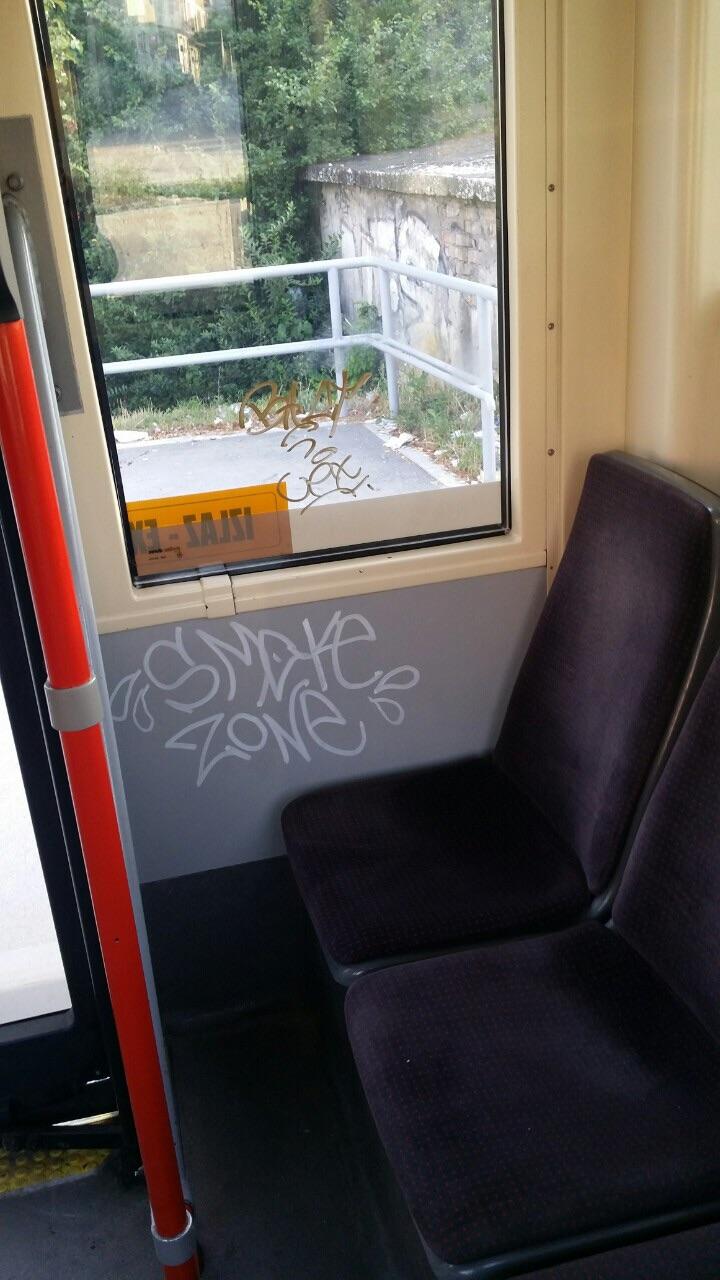 Išarani grafiti u novim trolejbusima - Avaz