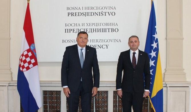 Sabolić predao akreditive Dodiku: Hrvatska podržava stabilnu BiH