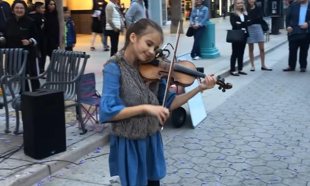 Djevojčica uzela violinu i odsvirala legendarni hit na ulici, prolaznici ostali u čudu