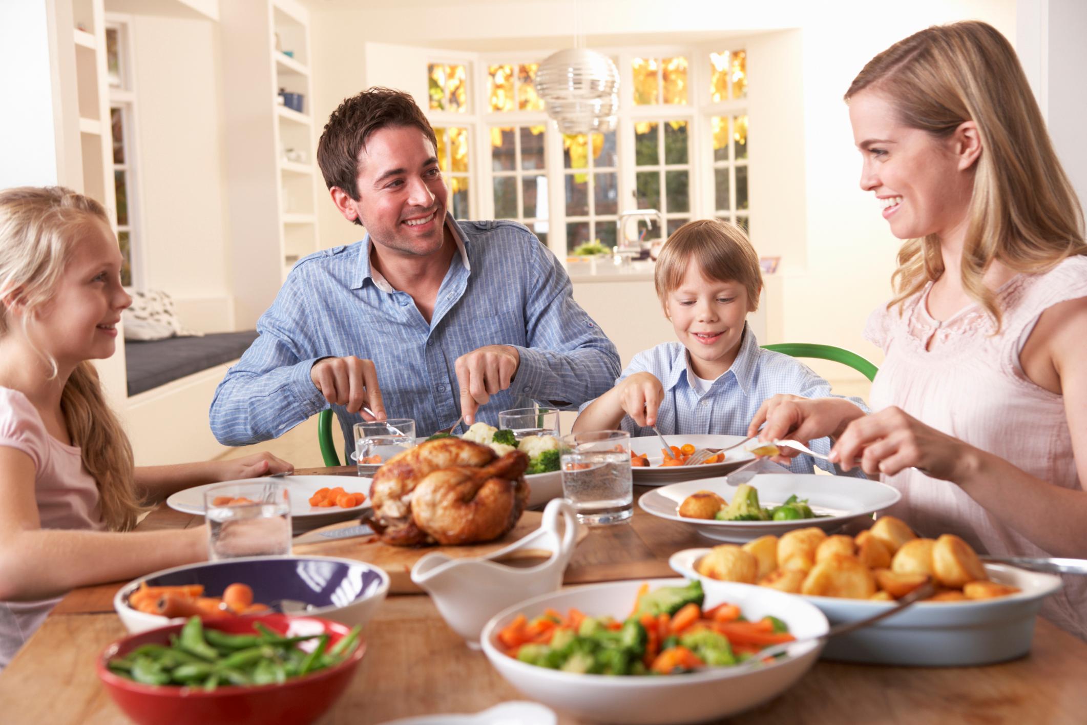 Porodično za stolom: Zašto su važni zajednički obroci