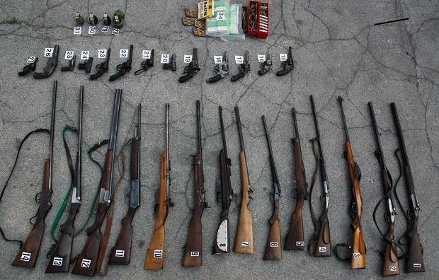 Policija upala u kuću u Somboru: Na tavanu krio arsenal oružja