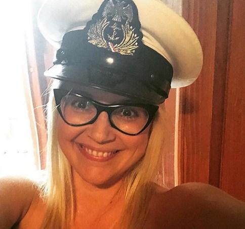 Maja Nikolić provocira: Obgrlila golišavog kapetana, a potom pokazala obline u minijaturnom bikiniju