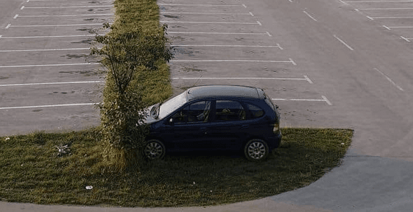 Parking papak: Popeo vozilo na travnatu površinu