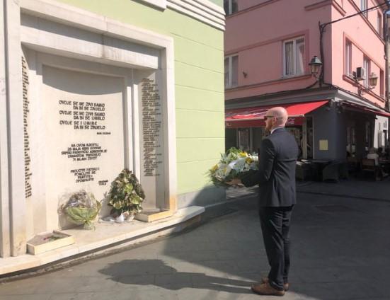 Britanski ambasador u BiH položio cvijeće na tuzlanskoj Kapiji