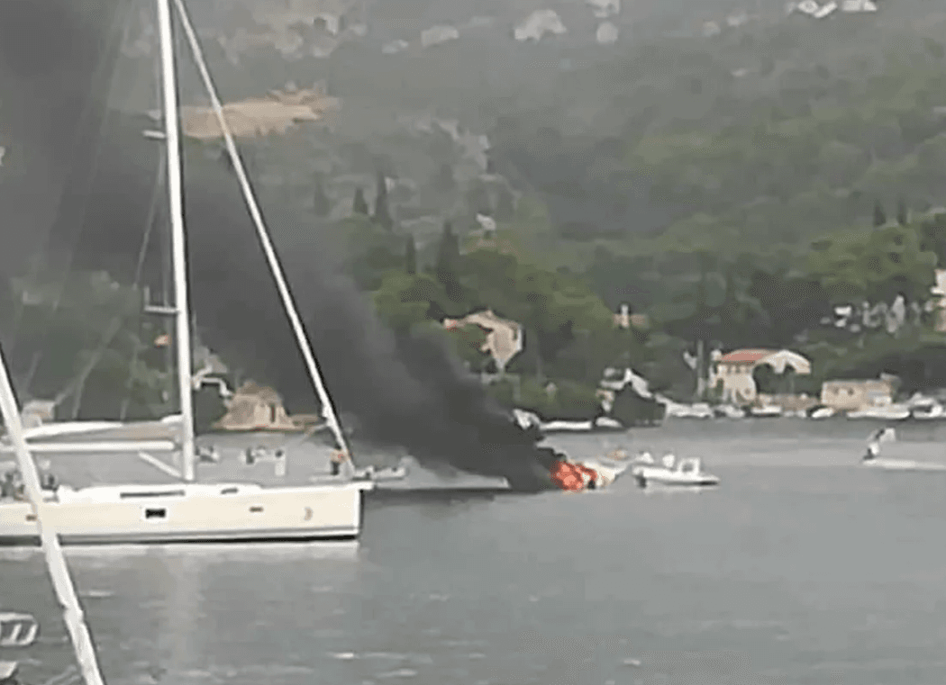 Drama na Braču: Zapalio se brod, supružnici se spasili tako što su skočili u more