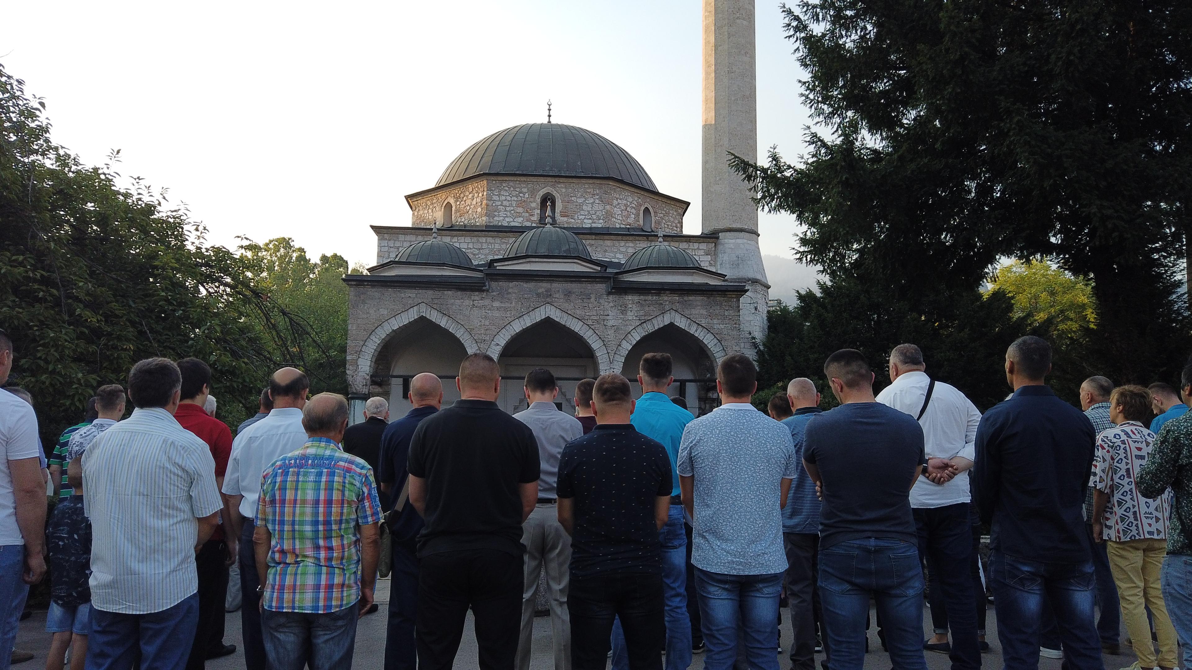 Veliki broj vjernika bajram-namaz klanjao u Ali-pašinoj džamiji u Sarajevu