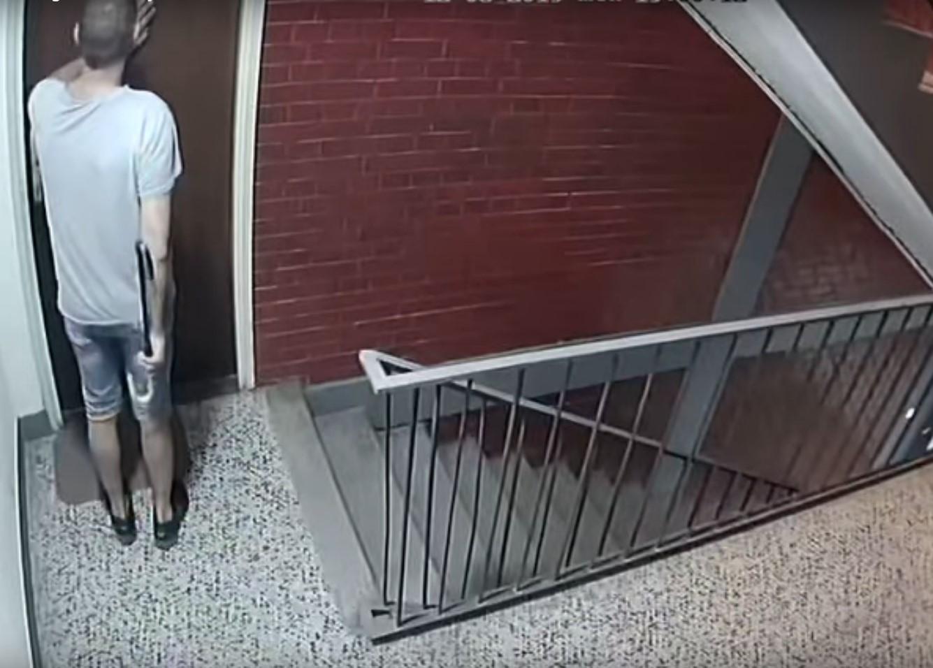 Snimljen lopov s pajserom koji ide od stana do stana: Kad je shvatio da je uhvaćen na djelu, razbio kameru