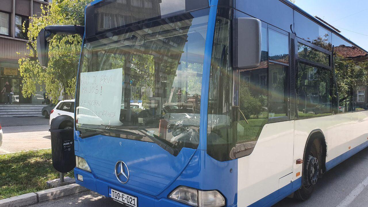Ogorčeni radnici "Zenicatransa" parkirali autobus ispred Gradske uprave